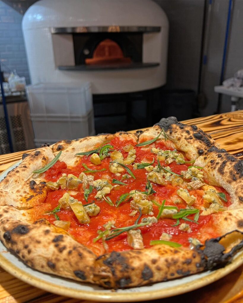 Træfyret pizza med tomatsauce, blåskimmelost og rosmarin