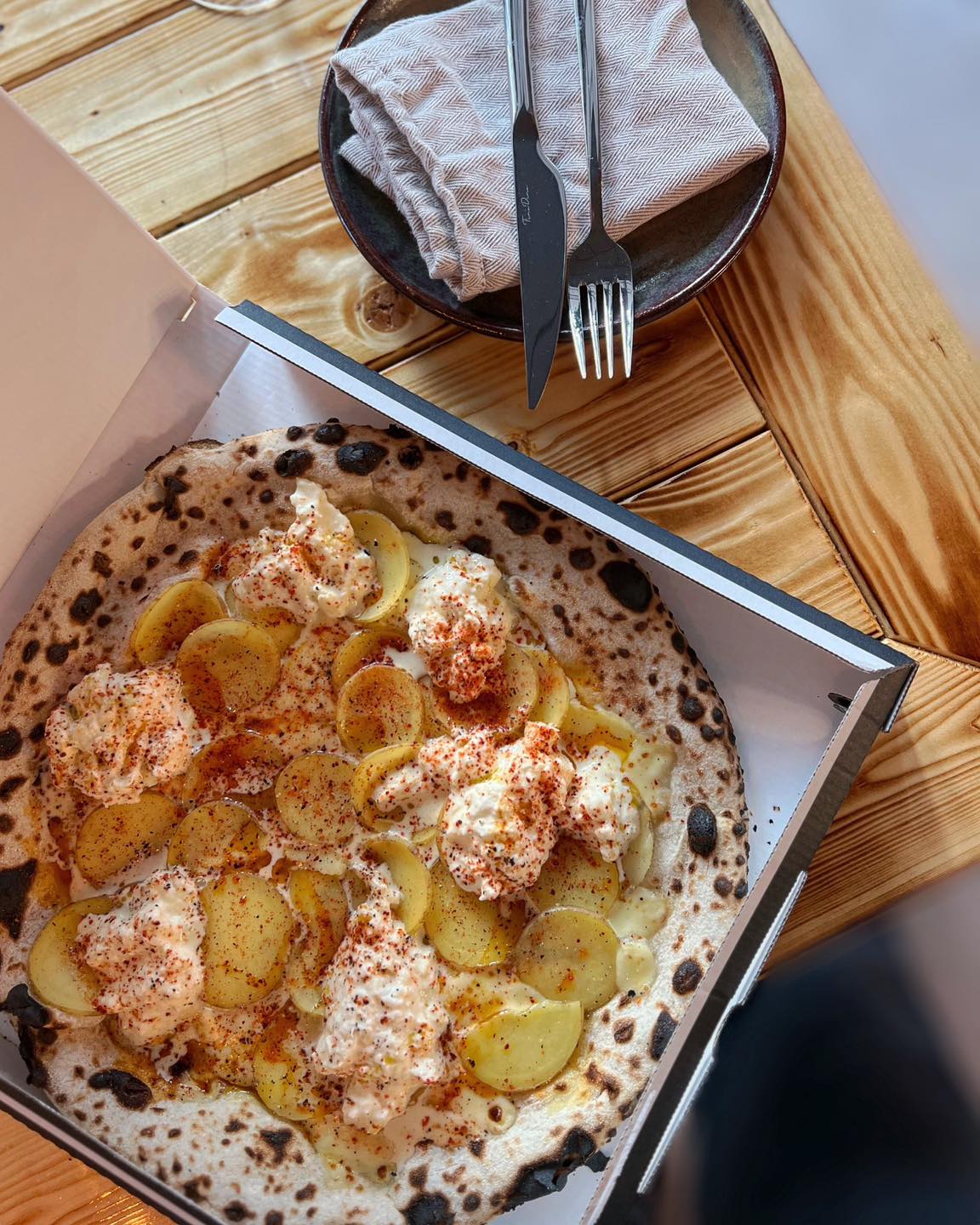 Pizza med kartofler og cremet ost i æske