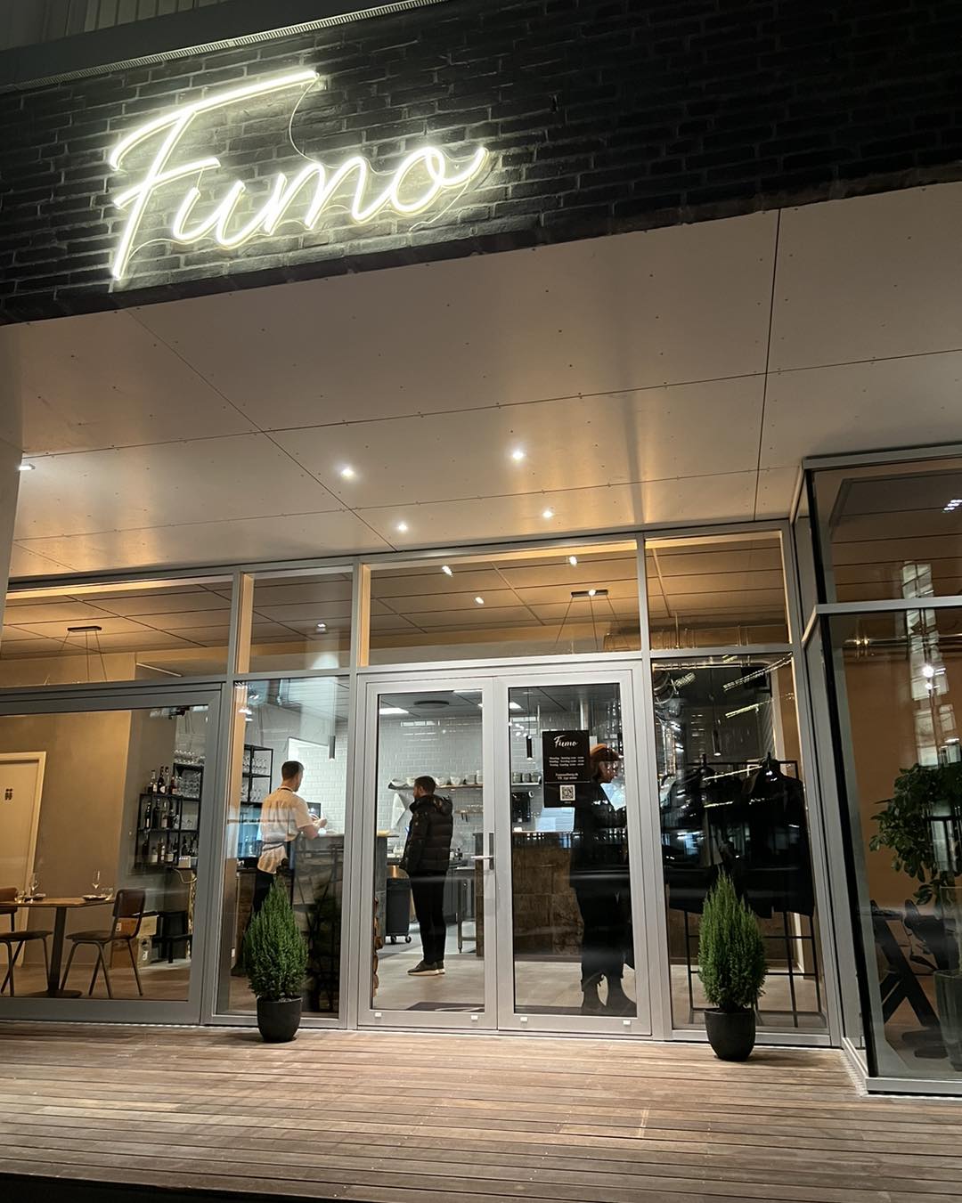 Restaurant Fumo med neonskilt og glasfacade