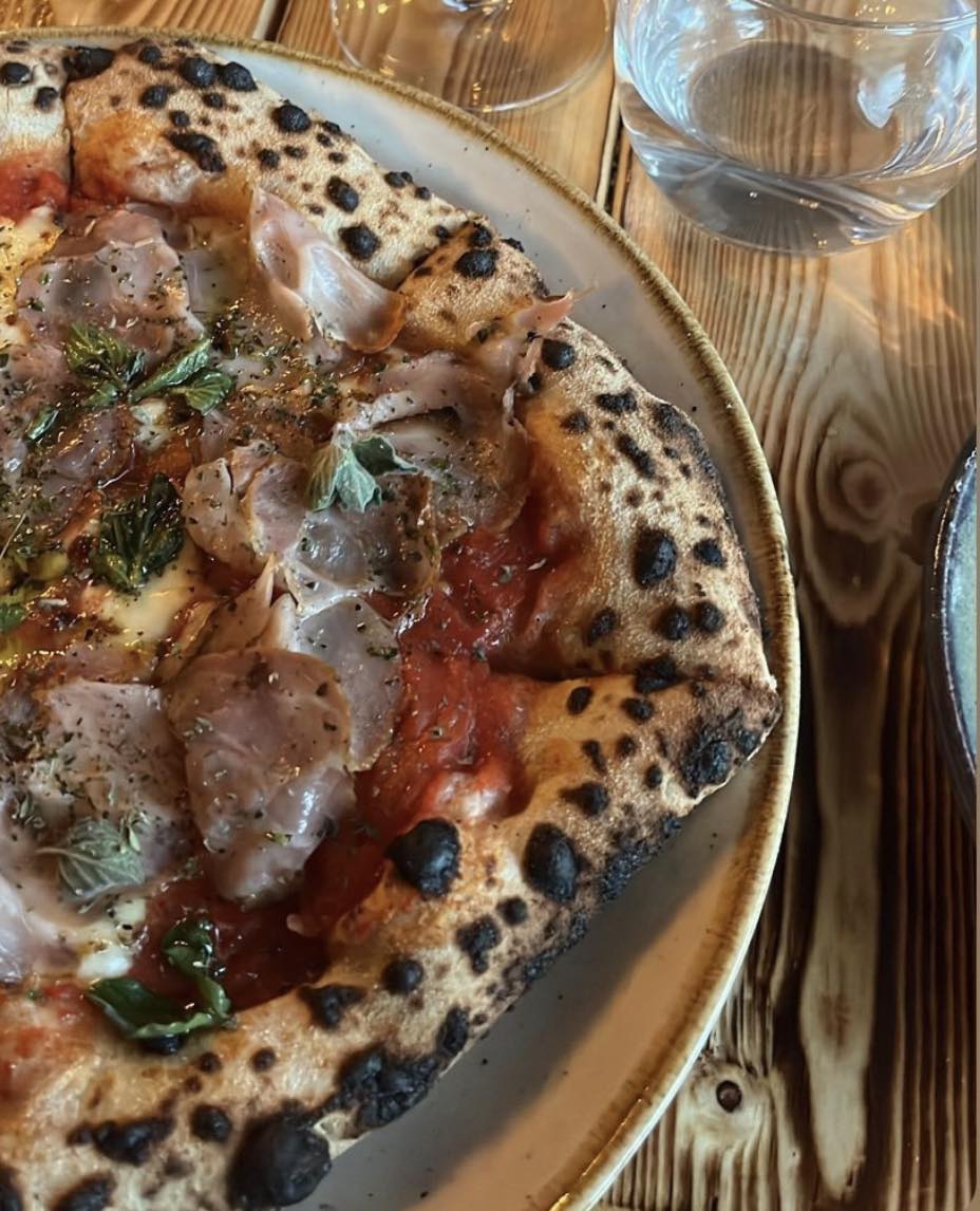 Napolitansk pizza med prosciutto og brændt skorpe