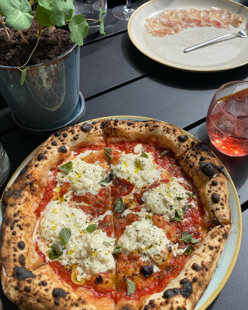 Napolitansk pizza med burrata og tomatsauce