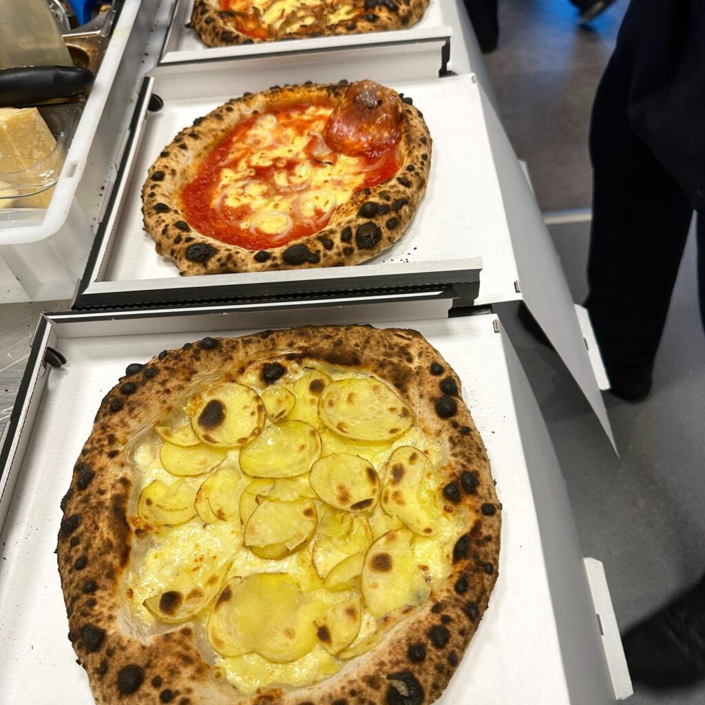 To napolitanske pizzaer i åbne pizzabakker