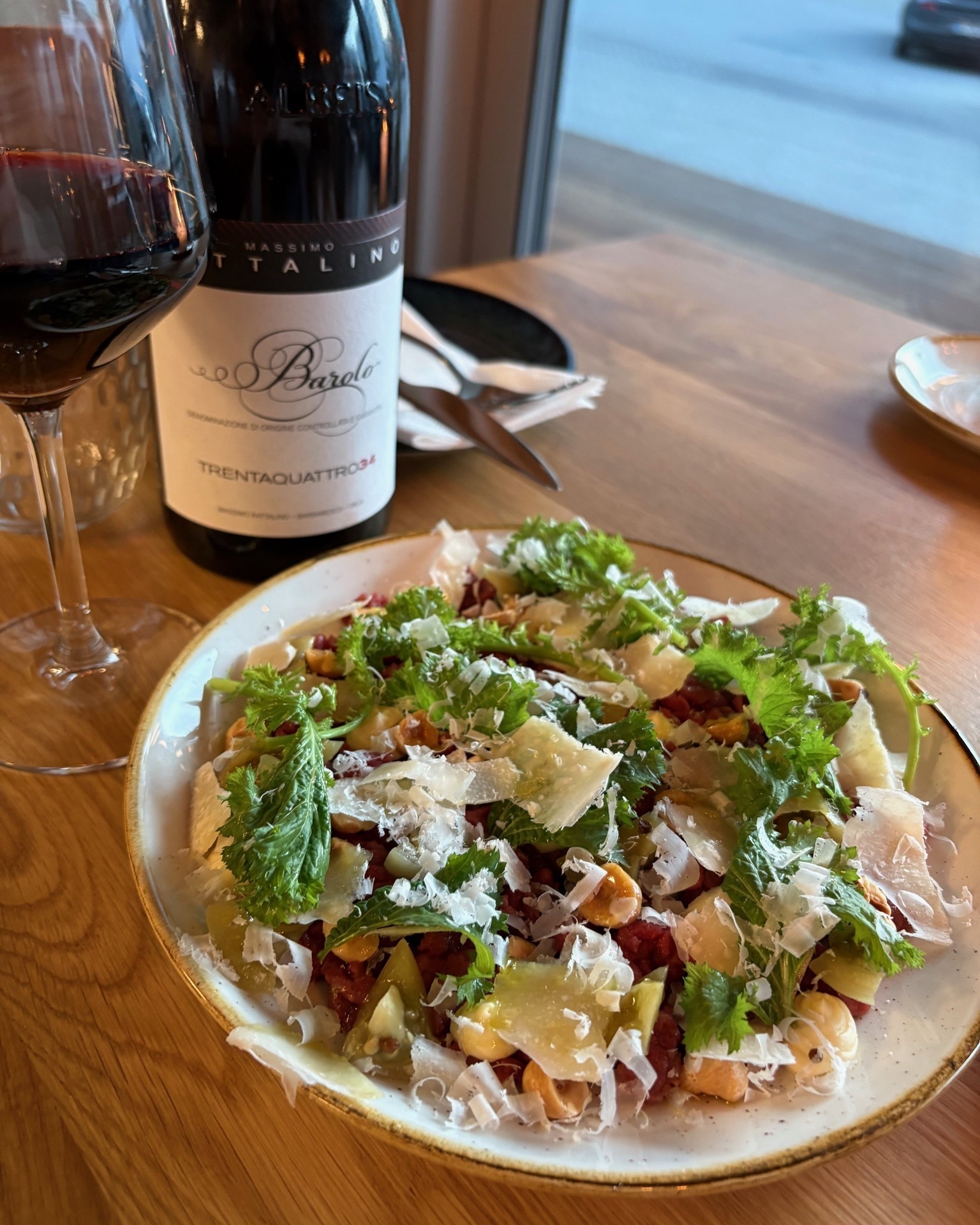 Salat med parmesan og rødvin på bord