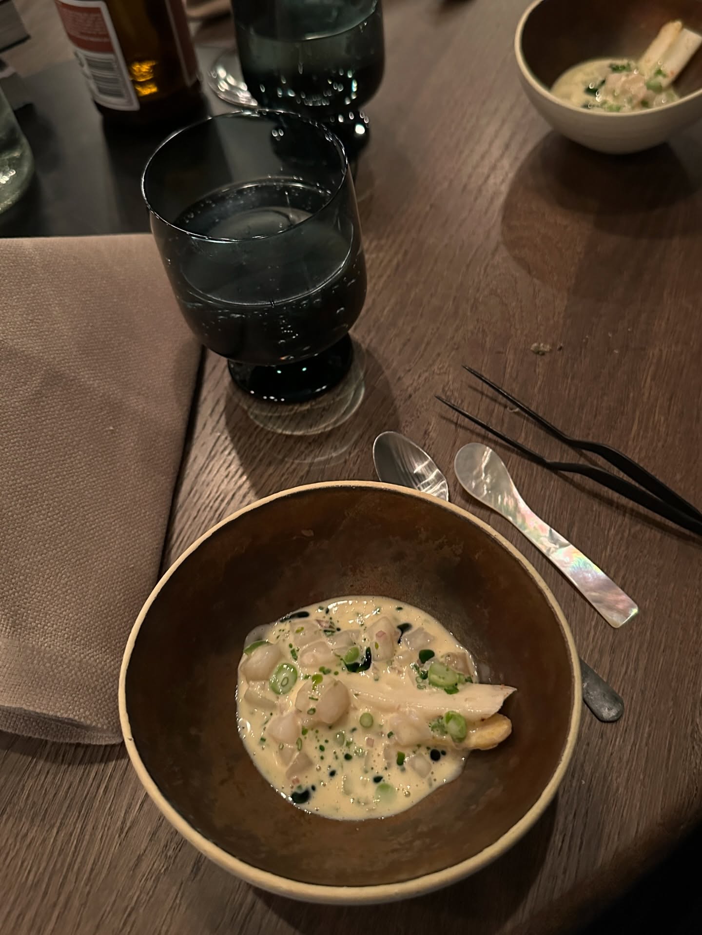 Skål med cremet ret på restaurantbord