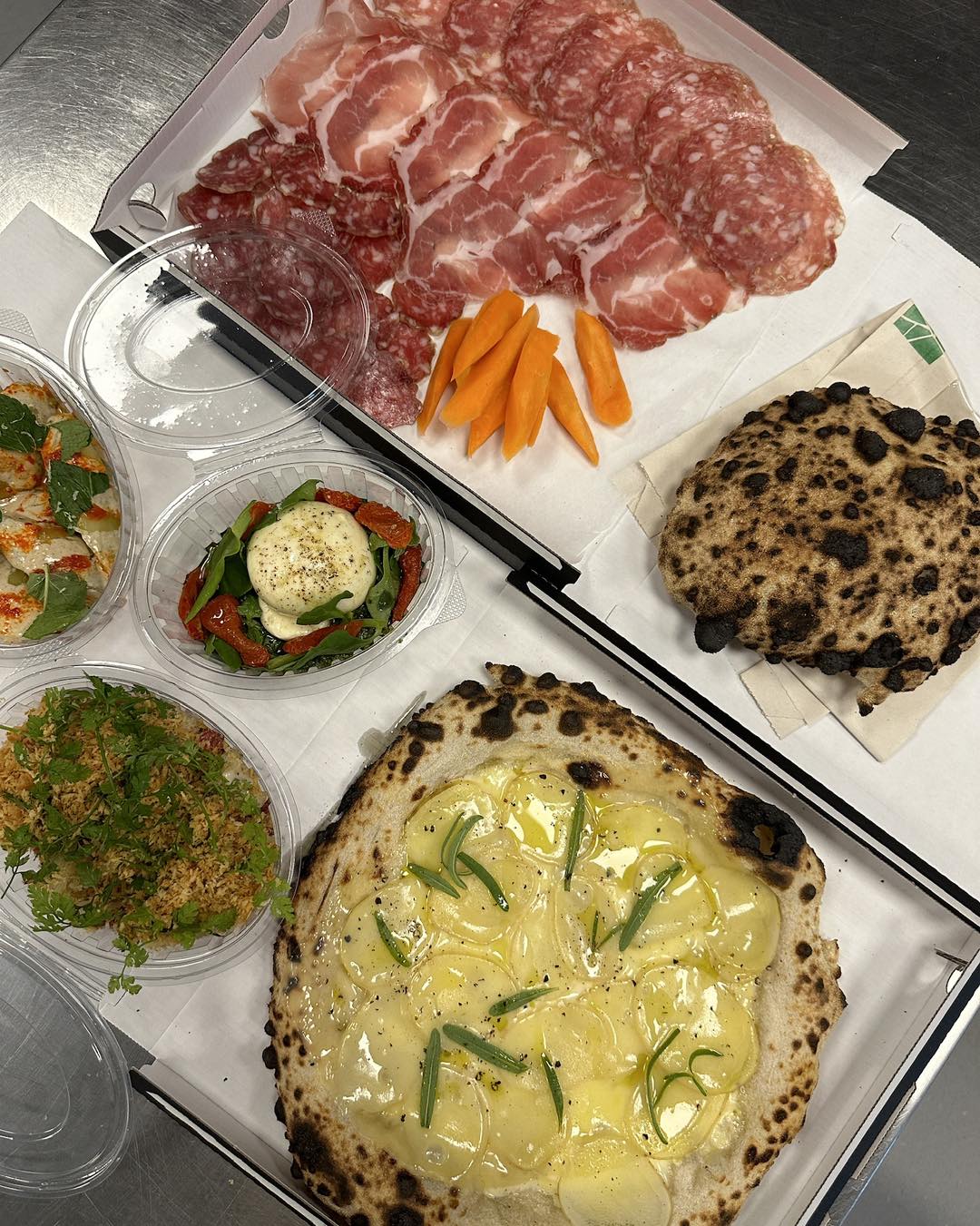 Pizza og antipasti med burrata og charcuteri