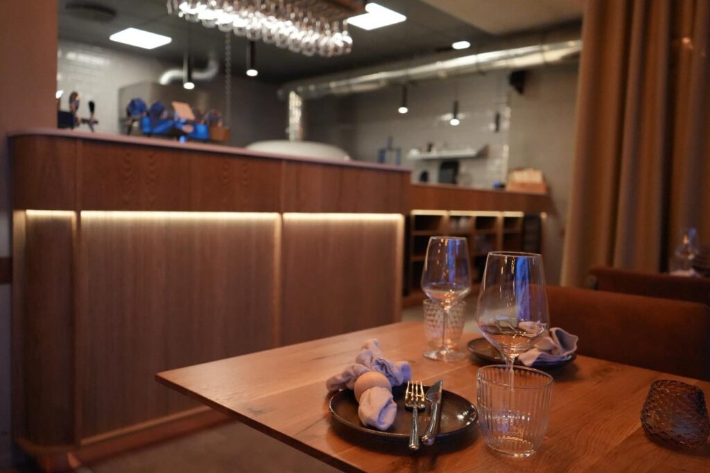 Bord dækket i moderne restaurant med vinglas